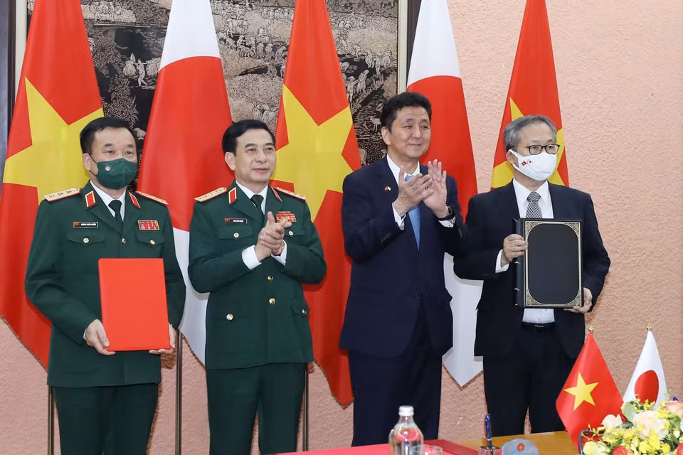 Đại tướng, Bộ trưởng Quốc phòng Phan Văn Giang và Bộ trưởng Quốc phòng Nhật Bản Kishi Nobuo chứng kiến lễ ký hợp tác giữa Bộ quốc phòng hai nước. (Ảnh: Trọng Đức/TTXVN)