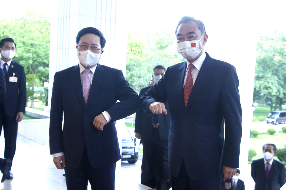 Phó Thủ tướng Thường trực Phạm Bình Minh đón Ủy viên Quốc vụ, Bộ trưởng Ngoại giao Trung Quốc Vương Nghị dự Phiên họp lần thứ 13 Ủy ban Chỉ đạo hợp tác song phương Việt Nam-Trung Quốc. (Ảnh: Lâm Khánh/TTXVN)