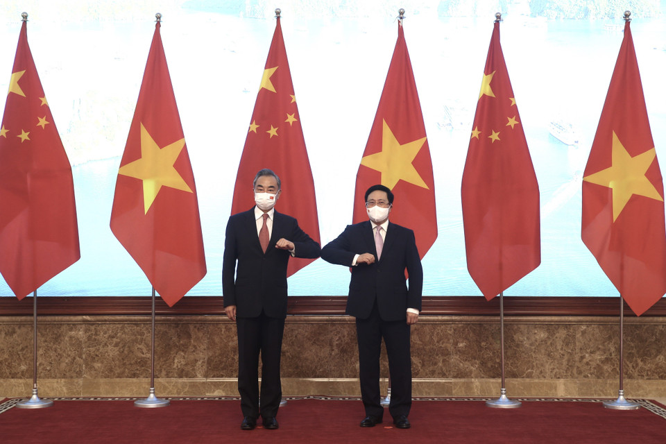 Phó Thủ tướng Thường trực Phạm Bình Minh và Ủy viên Quốc vụ, Bộ trưởng Ngoại giao Trung Quốc Vương Nghị chụp ảnh chung. (Ảnh: Lâm Khánh/TTXVN)