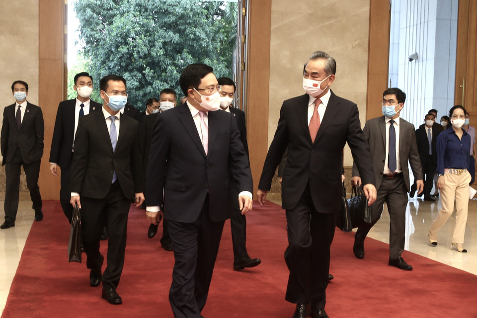 Phó Thủ tướng Thường trực Phạm Bình Minh đón Ủy viên Quốc vụ, Bộ trưởng Ngoại giao Trung Quốc Vương Nghị dự Phiên họp lần thứ 13 Uỷ ban Chỉ đạo hợp tác song phương Việt Nam - Trung Quốc. (Ảnh: Lâm Khánh/TTXVN)