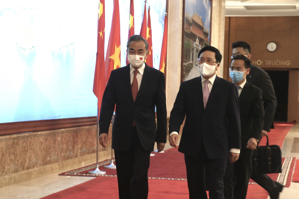 Phó Thủ tướng Thường trực Phạm Bình Minh đón Ủy viên Quốc vụ, Bộ trưởng Ngoại giao Trung Quốc Vương Nghị dự Phiên họp lần thứ 13 Ủy ban Chỉ đạo hợp tác song phương Việt Nam-Trung Quốc. (Ảnh: Lâm Khánh/TTXVN)