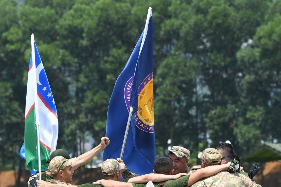 Đội tuyển quân đội các nước bạn mừng chiến thắng sau khi kết thức các bài thi. (Ảnh: TTXVN phát)