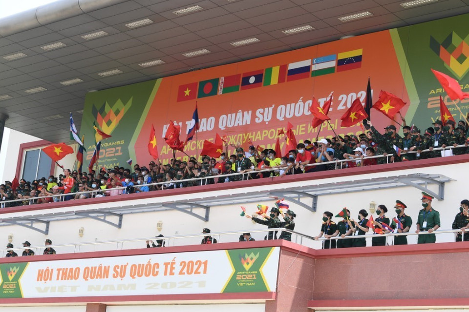 Cờ Tổ quốc tung bay trên khán đài cổ vũ cho đội tuyển Quân đội Nhân dân Việt Nam. (Ảnh: TTXVN phát)