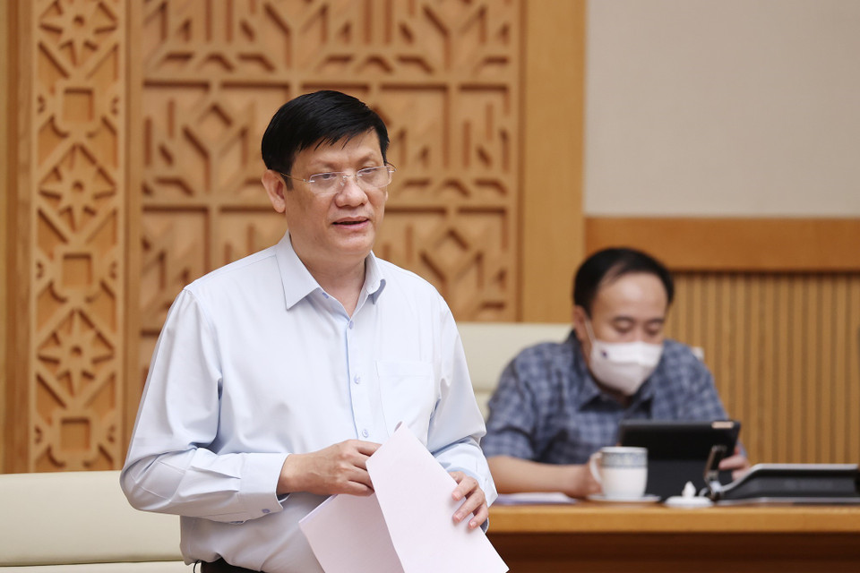 Bộ trưởng Bộ Y tế Nguyễn Thanh Long báo cáo tình hình dịch bệnh COVID-19. (Ảnh: Dương Giang/TTXVN)