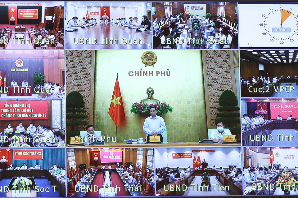 Dự họp tại hơn 9.000 điểm cầu ở Ủy ban Nhân dân các tỉnh, thành phố trực thuộc Trung ương; các quận, huyện, thị xã, thành phố và các xã, phường, thị trấn trên toàn quốc là các Bí thư cấp ủy, Chủ tịch Ủy ban Nhân dân, Ban Chỉ đạo phòng, chống dịch COVID-19 từ cấp xã tới cấp tỉnh và các ngành, đơn vị liên quan. (Ảnh: Dương Giang/TTXVN)