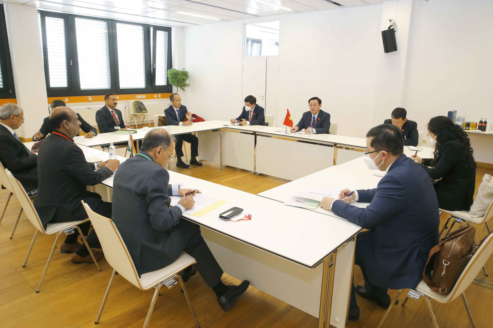 Chủ tịch Quốc hội Vương Đình Huệ tặng quà lưu niệm Chủ tịch Hạ viện Ấn Độ Om Birla. (Ảnh: Doãn Tấn/TTXVN)