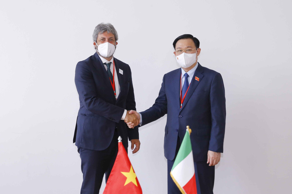 Chủ tịch Quốc hội Vương Đình Huệ hội kiến Chủ tịch Hạ viện Italy Roberto Fico. (Ảnh: Doãn Tấn/TTXVN)
