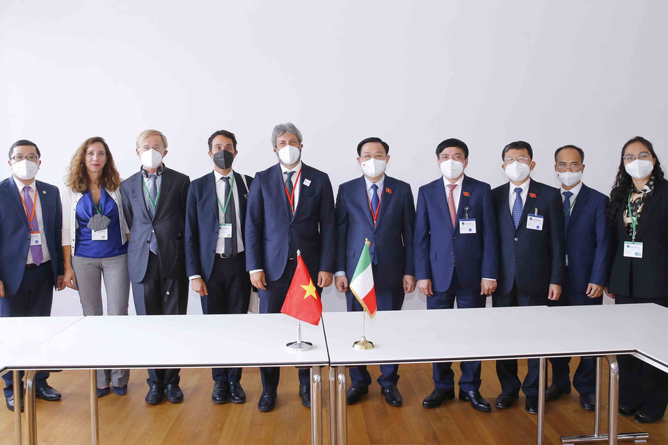 Chủ tịch Quốc hội Vương Đình Huệ hội kiến Chủ tịch Hạ viện Italy Roberto Fico. (Ảnh: Doãn Tấn/TTXVN)