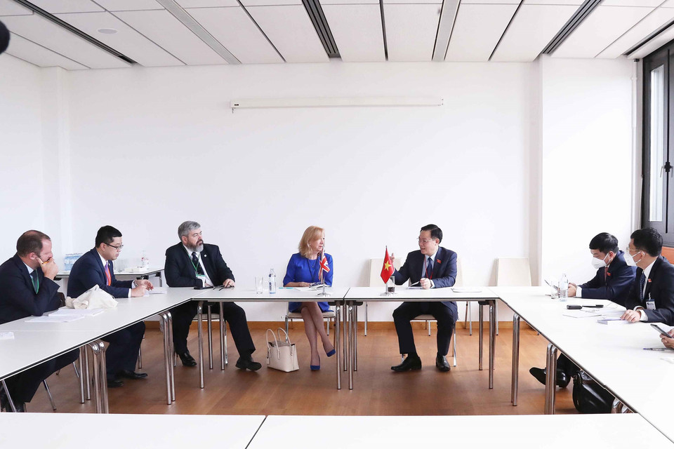 Chủ tịch Quốc hội Vương Đình Huệ tiếp Phó Chủ tịch Thượng viện Anh Eleanor Laing. (Ảnh: Doãn Tấn/TTXVN)