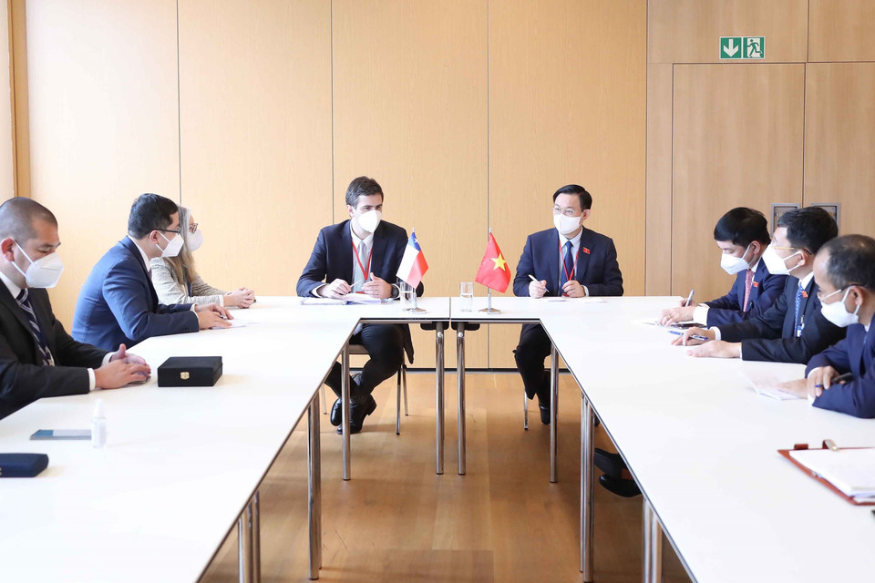 Chủ tịch Quốc hội Vương Đình Huệ hội kiến Chủ tịch Hạ viện Chile Diego Alfredo Paulsen Keh. (Ảnh: Doãn Tấn/TTXVN)