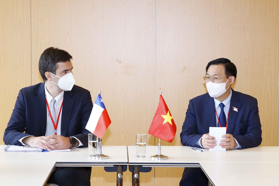Chủ tịch Quốc hội Vương Đình Huệ hội kiến Chủ tịch Hạ viện Chile Diego Alfredo Paulsen Keh. (Ảnh: Doãn Tấn/TTXVN)