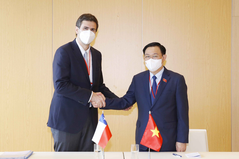 Chủ tịch Quốc hội Vương Đình Huệ hội kiến Chủ tịch Hạ viện Chile Diego Alfredo Paulsen Keh. (Ảnh: Doãn Tấn/TTXVN)