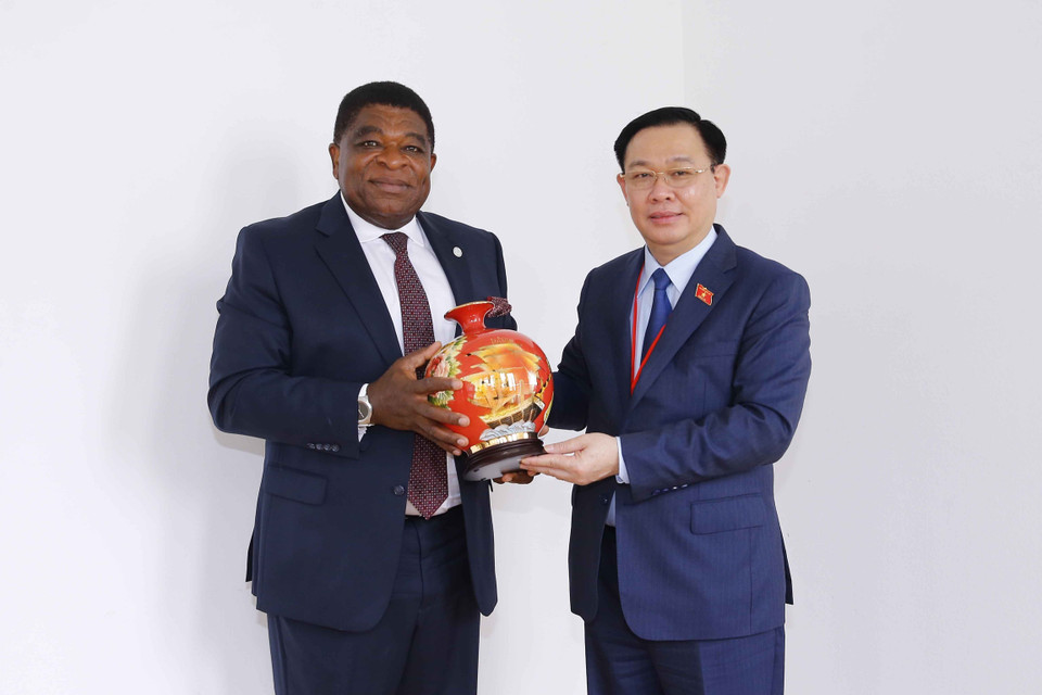 Chủ tịch Quốc hội Vương Đình Huệ gặp Tổng Thư ký IPU Martin Chungoong. (Ảnh: Doãn Tấn/TTXVN)