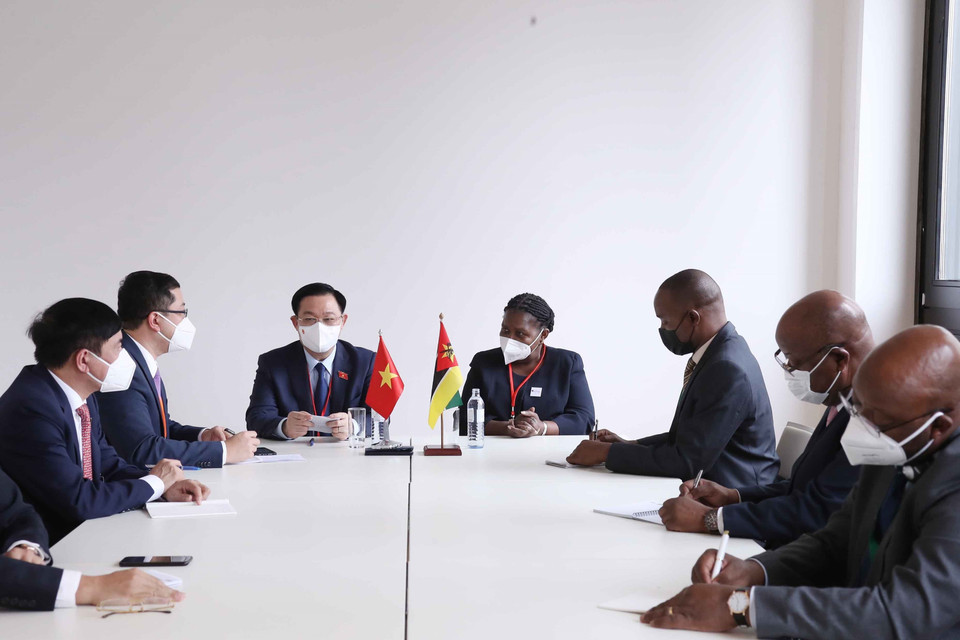 Chủ tịch Quốc hội Vương Đình Huệ hội kiến Chủ tịch Quốc hội Mozambique. (Ảnh: Doãn Tấn/TTXVN)