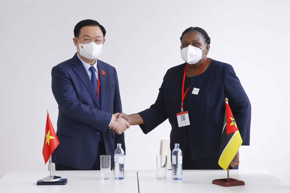 Chủ tịch Quốc hội Vương Đình Huệ hội kiến Chủ tịch Quốc hội Mozambique. (Ảnh: Doãn Tấn/TTXVN)