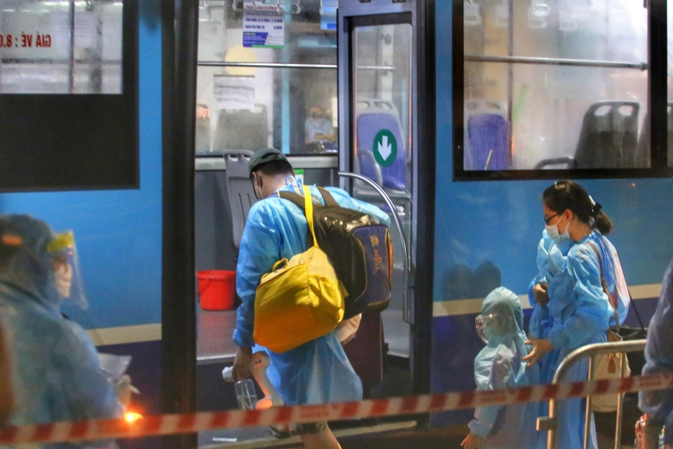  Tối ngày 1/9/2021, UBND quận Thanh Xuân (Hà Nội) tổ chức di dời khoảng 150 người dân ra khỏi ổ dịch COVID-19 ở ngõ 328 và 330 Nguyễn Trãi. (Ảnh: Thành Đạt/TTXVN)