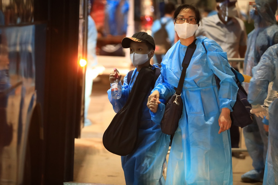 Di dời người dân không phải F1 ra khỏi "ổ dịch" phường Thanh Xuân Trung đến khu ký túc xá Đại học FPT (Hoà Lạc, Thạch Thất). (Ảnh: Thành Đạt/TTXVN)