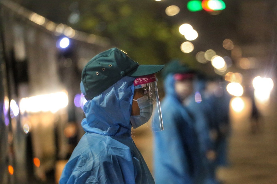 Nhân viên y tế túc trực làm nhiệm vụ tại khu vực phong tỏa. (Ảnh: Tuấn Đức/TTXVN)