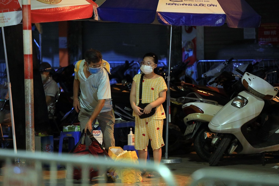 Hơn 19 giờ đã có vài người dân ra nơi tập trung để chuẩn bị di chuyển. (Ảnh: Tuấn Anh/TTXVN)