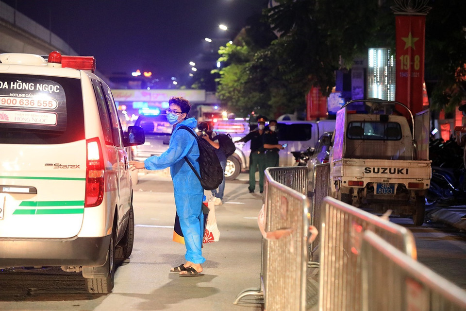 Một trường hợp F0 được chuyển đến khu cách ly A1 Kim Giang bằng xe chuyên dụng. (Ảnh: Tuấn Anh/TTXVN)