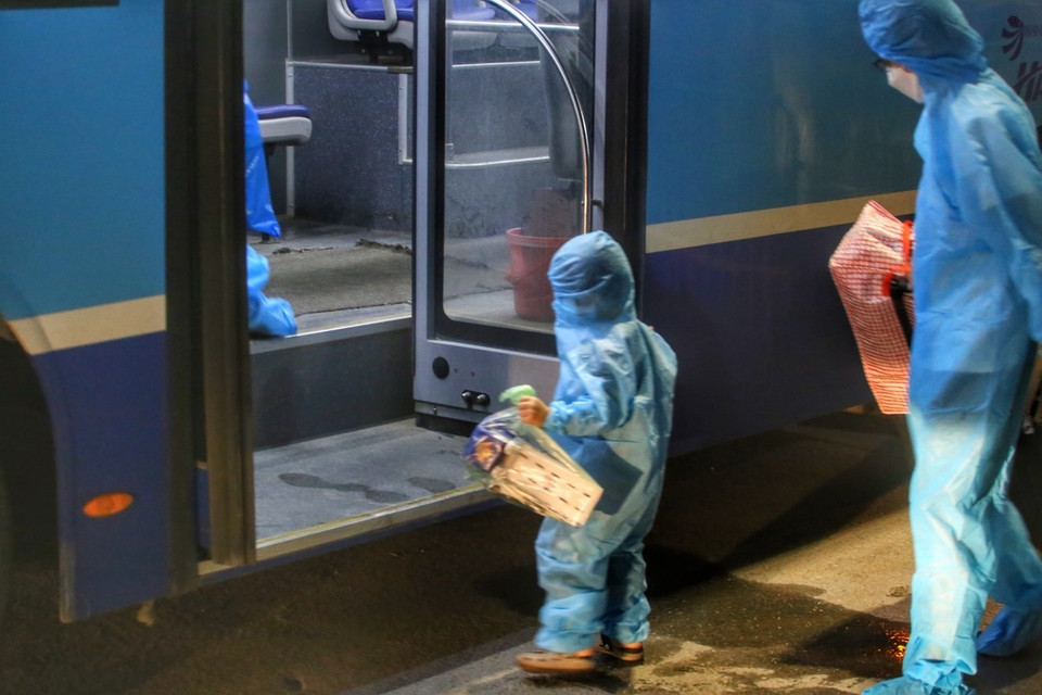 Người dân ngõ 328 và 330 Nguyễn Trãi lên xe, di dời khỏi khu phong toả. (Ảnh: Tuấn Đức/TTXVN)