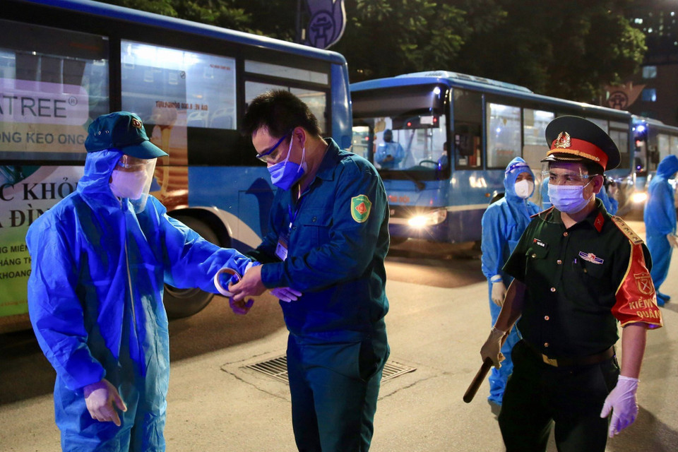 Lực lượng chức năng làm nhiệm vụ tại hiện trường. (Ảnh: Văn Cảnh-TTXVN