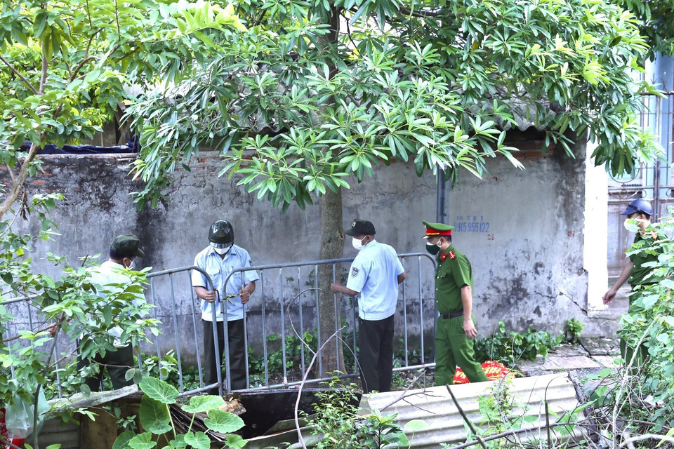 Lực lượng chức năng phường Việt Hưng (Long Biên) rào chắn cứng đường ngang, ngõ tắt phong tỏa khu vực cho đến khi có thông báo mới. (Ảnh: Hoàng Hiếu/TTXVN)