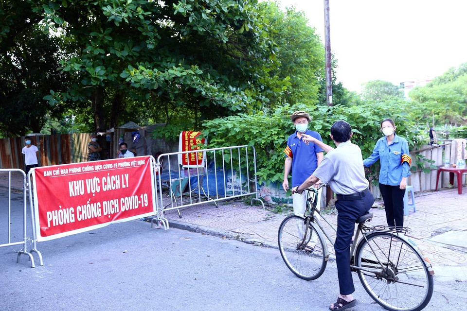 Người dân đều “nội bất xuất, ngoại bất nhập” tại khu vực bị phong tỏa tạm thời phường Việt Hưng. (Ảnh: Hoàng Hiếu/TTXVN)