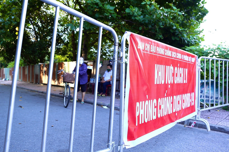 Mọi ngả đường vào khu vực đều được rào chắn cứng ngăn người và phương tiện lưu thông. (Ảnh: Hoàng Hiếu/TTXVN)
