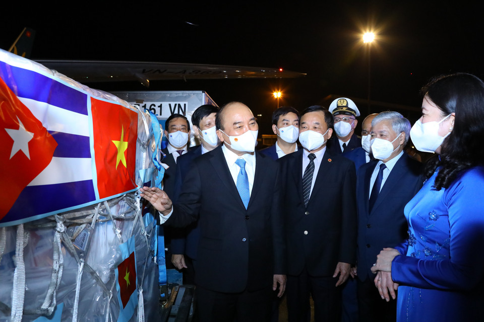 Chủ tịch nước Nguyễn Xuân Phúc giới thiệu với các đại biểu lô hàng 1,05 triệu liều vaccine Abdala của Cuba chuyển về Việt Nam theo chuyên cơ của Chủ tịch nước. (Ảnh: Nguyễn Điệp/TTXVN)