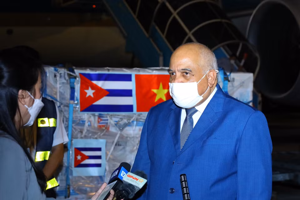 Đại sứ Cuba tại Việt Nam Orlando Nicolas Hernandez Guillen trả lời phỏng vấn phóng viên cơ quan thông tấn, báo chí tại lễ tiếp nhận. (Ảnh: Nguyễn Điệp/TTXVN)