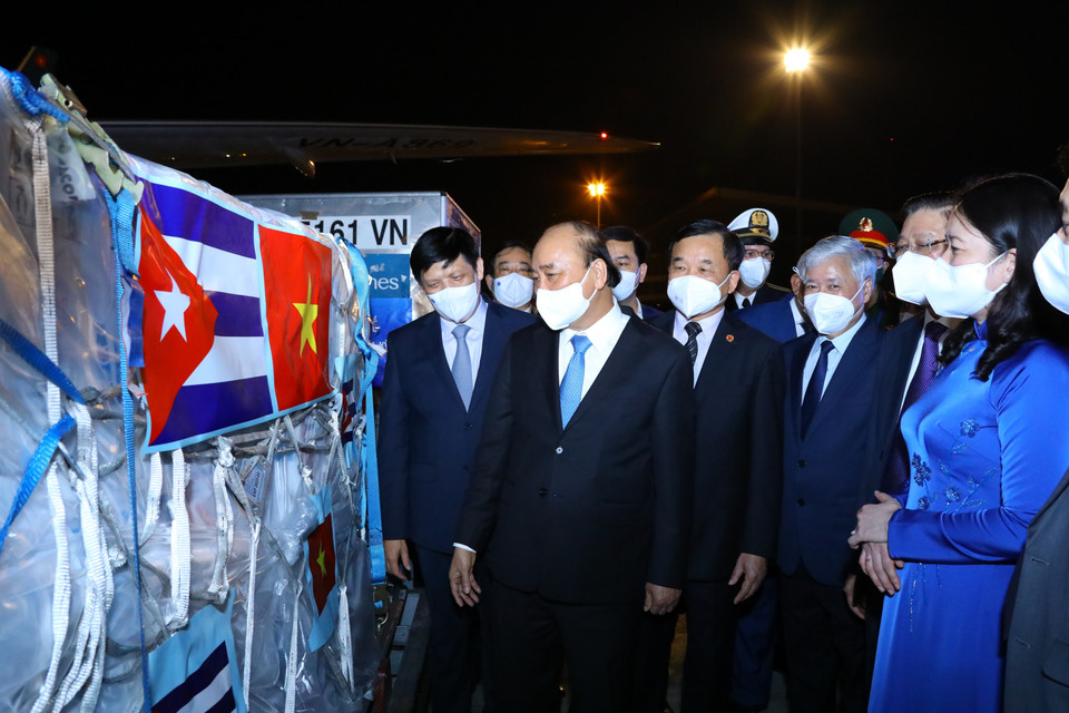 Chủ tịch nước Nguyễn Xuân Phúc giới thiệu với các đại biểu lô hàng 1,05 triệu liều vaccine Abdala của Cuba chuyển về Việt Nam theo chuyên cơ của Chủ tịch nước. (Ảnh: Nguyễn Điệp/TTXVN)