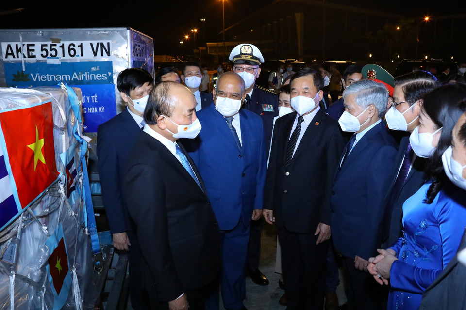 Chủ tịch nước Nguyễn Xuân Phúc với các đại biểu tại lễ tiếp nhận vaccine, thiết bị và vật tư y tế phòng, chống dịch COVID-19. (Ảnh: Nguyễn Điệp/TTXVN)