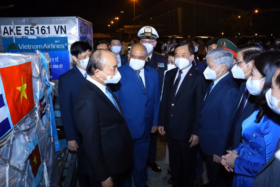 Chủ tịch nước Nguyễn Xuân Phúc với các đại biểu tại lễ tiếp nhận vaccine, thiết bị và vật tư y tế phòng, chống dịch COVID-19. (Ảnh: Nguyễn Điệp/TTXVN)