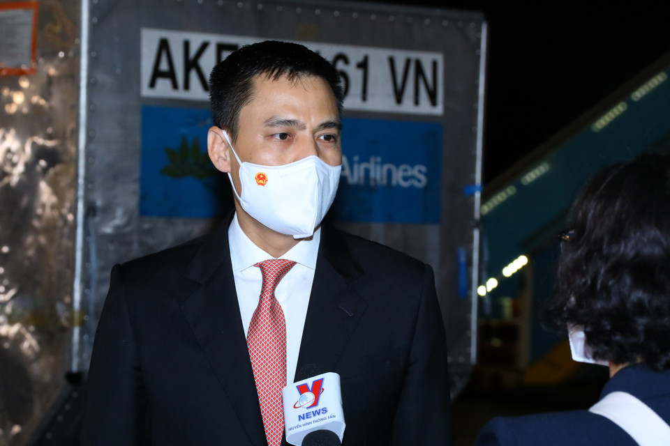 Thứ trưởng Bộ Ngoại giao Đặng Hoàng Giang trả lời phỏng vấn của phóng viên Truyền hình Thông tấn (VNEWS) tại lễ tiếp nhận. (Ảnh: Nguyễn Điệp/TTXVN)