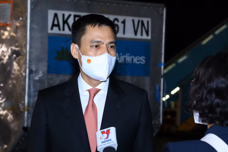 Thứ trưởng Bộ Ngoại giao Đặng Hoàng Giang trả lời phỏng vấn của phóng viên Truyền hình Thông tấn (VNEWS) tại lễ tiếp nhận. (Ảnh: Nguyễn Điệp/TTXVN)