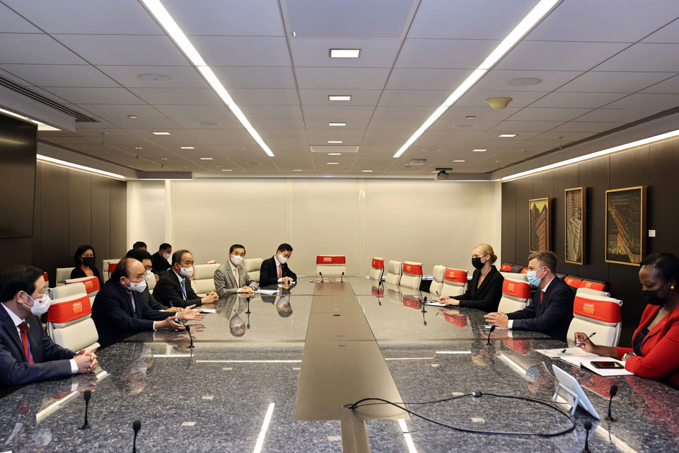 Chủ tịch nước Nguyễn Xuân Phúc đến thăm và làm việc tại Công ty Pfizer. (Ảnh: Thống Nhất/TTXVN)