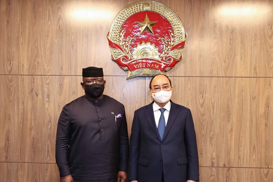 Chủ tịch nước Nguyễn Xuân Phúc gặp Tổng thống Sierra Leone Julius Maada Bio. (Ảnh: Thống Nhất/TTXVN)