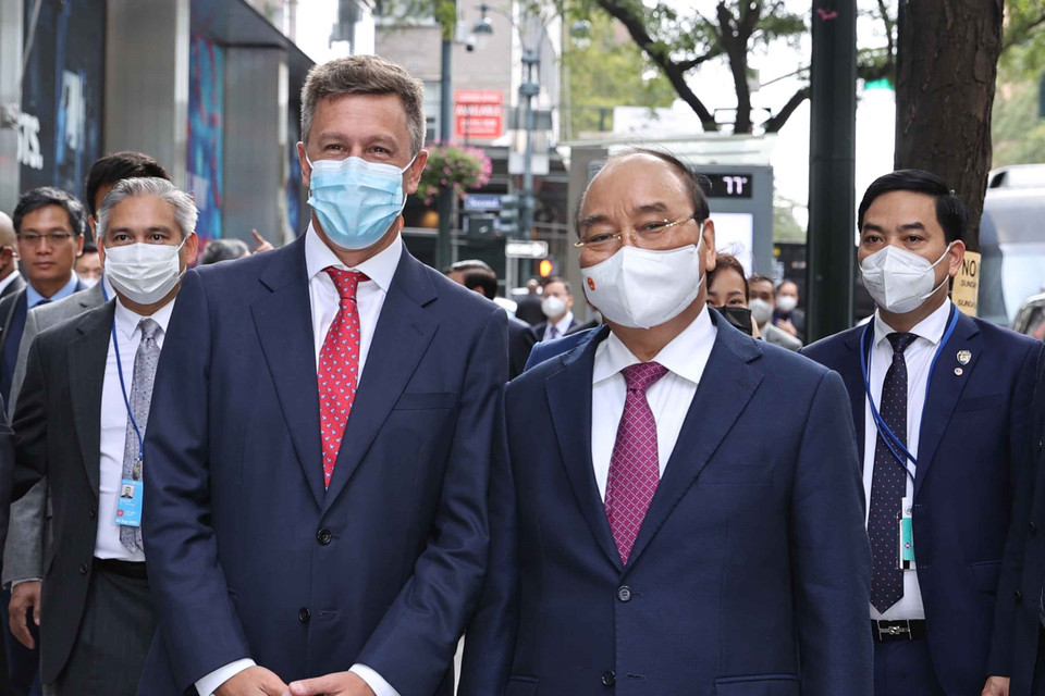 Chủ tịch nước Nguyễn Xuân Phúc trong chuyến thăm Công ty Pfizer.(Ảnh: Thống Nhất/TTXVN)