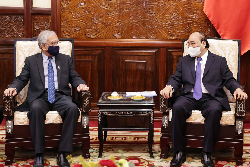 Chủ tịch nước Nguyễn Xuân Phúc tiếp ông Kamal Malhotra, Điều phối viên thường trú Liên hợp quốc tại Việt Nam, đến chào từ biệt trước khi kết thúc nhiệm kỳ công tác (12/8/2021). (Ảnh: Thống Nhất/TTXVN)