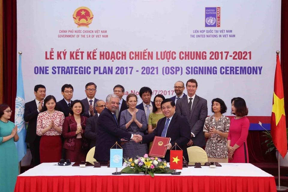 Việt Nam và Liên hợp quốc đã ký Kế hoạch Chiến lược chung mới (OSP) cho giai đoạn 2017-2021 giữa Chính phủ Việt Nam và 18 cơ quan Liên hợp quốc. Đây là dấu ấn quan trọng nêu bật cam kết mạnh mẽ của Liên hợp quốc và Chính phủ Việt Nam trong Chương trình Hành động quốc gia thực hiện các mục tiêu phát biển bền vững (2018). (Ảnh: TTXVN phát)