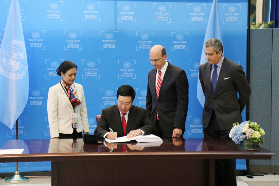 Ngày 22/9/2017, tại trụ sở Liên hợp quốc, New York (Mỹ), thừa ủy quyền của Chủ tịch nước Trần Đại Quang, Phó Thủ tướng, Bộ trưởng Bộ Ngoại giao Phạm Bình Minh ký Hiệp ước Cấm vũ khí hạt nhân. (Ảnh: Hữu Hoàng/TTXVN)
