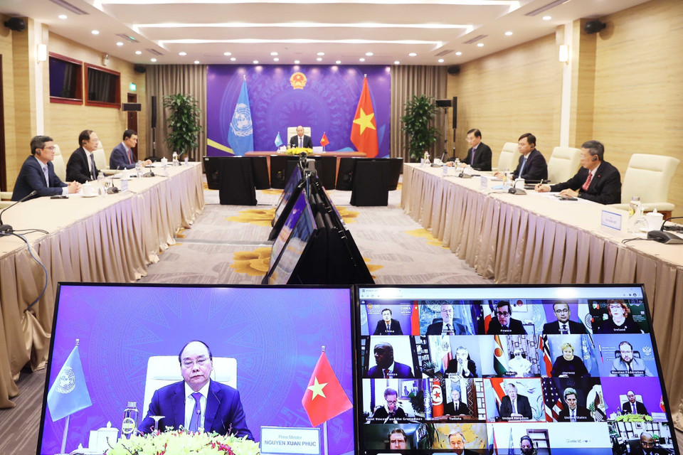 Tối ngày 23/2/2021(theo giờ Hà Nội), nhận lời mời của Thủ tướng Anh Boris Johnson, Chủ tịch luân phiên tháng 2/2021 của Hội đồng Bảo an Liên hợp quốc, Thủ tướng Chính phủ Nguyễn Xuân Phúc tham dự và phát biểu tại phiên Thảo luận mở Cấp cao trực tuyến của Hội đồng Bảo an Liên hợp quốc với chủ đề 'Giải quyết các nguy cơ đối với hoà bình và an ninh quốc tế liên quan đến khí hậu'. (Ảnh: Thống Nhất/TTXVN)