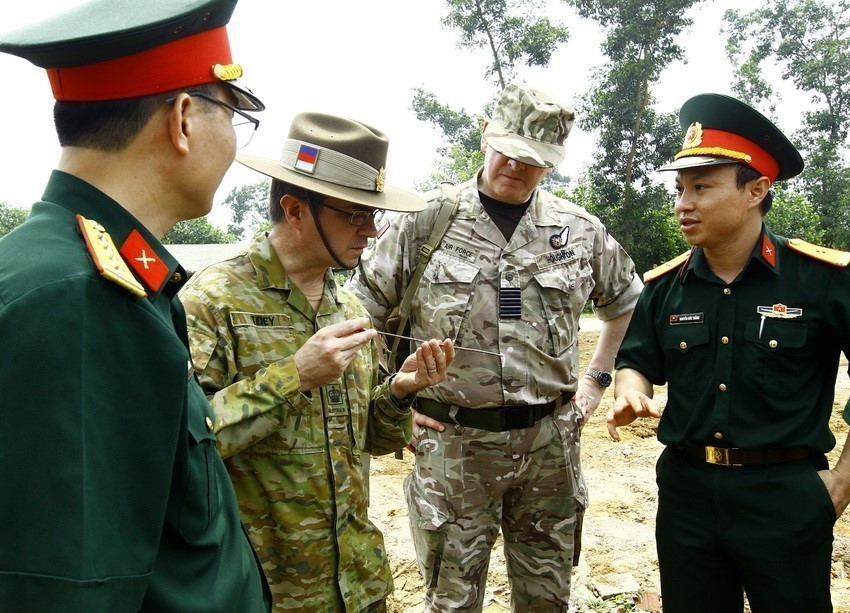 Các đại biểu Đoàn đánh giá chất lượng và tư vấn (AAV) của Liên hợp quốc kiểm tra dụng cụ rà phá bom mìn của đơn vị Công binh tham gia hoạt động gìn giữ hòa bình Liên hợp quốc, ngày 27/6/2017, tại Lữ đoàn 249, Bộ Tư lệnh Công binh. (Ảnh: An Đăng/TTXVN)