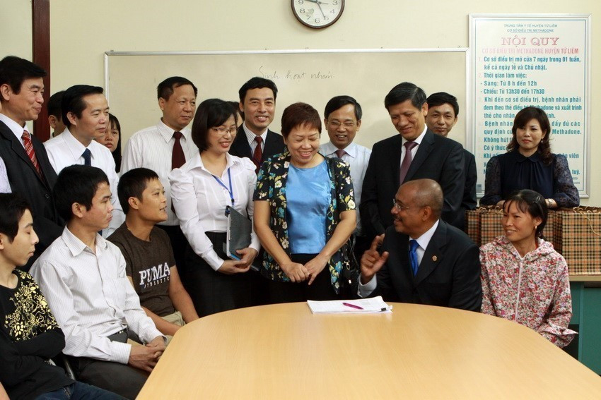 Phó Tổng thư ký Liên hợp quốc Michel Sidibe giao lưu với cán bộ nhân viên và bệnh nhân tại Trung tâm Y tế huyện Nam Từ Liêm. (Ảnh: Dương Ngọc/TTXVN)