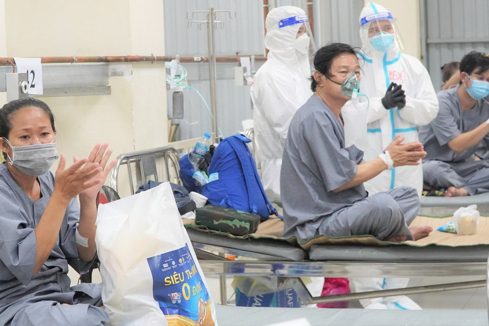 Các bệnh nhân tham gia chung vui Tết Trung Thu tại Bệnh viện Dã chiến thu dung và điều trị số 1 Thành phố Hồ Chí Minh. (Ảnh: HDCD/TTXVN phát)