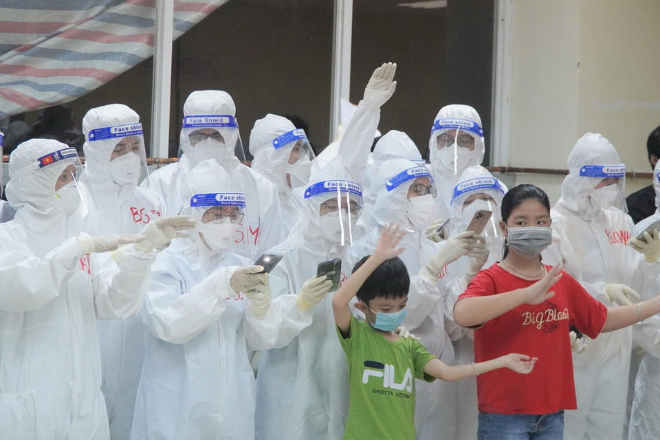 Bệnh nhi cùng vui hát với đội ngũ y bác sỹ cùng hòa chung tiếng hát vui Tết Trung Thu tại Bệnh viện Dã chiến thu dung và điều trị số 1 Thành phố Hồ Chí Minh. (Ảnh: HDCD/TTXVN phát)