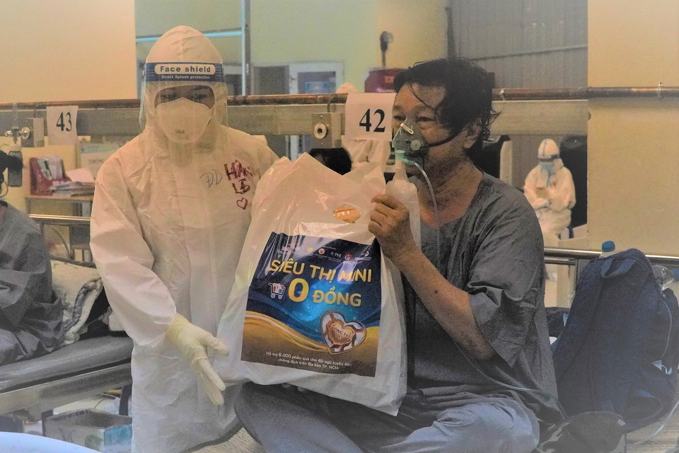 Sau các tiết mục văn nghệ, bệnh nhân được tặng quà Trung Thu. (Ảnh: HDCD/TTXVN phát)