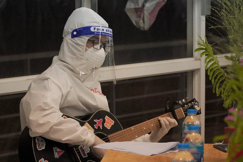 Một tiết mục "cây nhà lá vườn" của nhân viên y tế Bệnh viện Dã chiến thu dung và điều trị số 1 Thành phố Hồ Chí Minh. (Ảnh: HDCD/TTXVN phát)