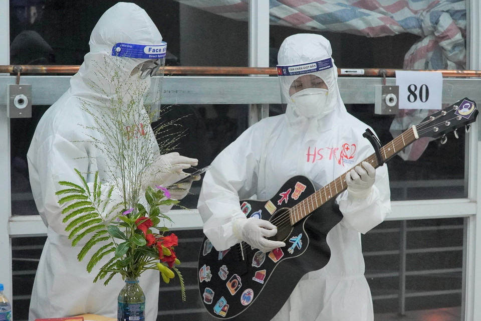 Một tiết mục "cây nhà lá vườn" của nhân viên y tế Bệnh viện Dã chiến thu dung và điều trị số 1 Thành phố Hồ Chí Minh. (Ảnh: HDCD/TTXVN phát)